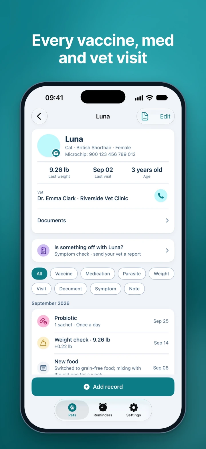 Pet profile: latest weight, last visit and age; the vet, documents and a record timeline you can filter by type.